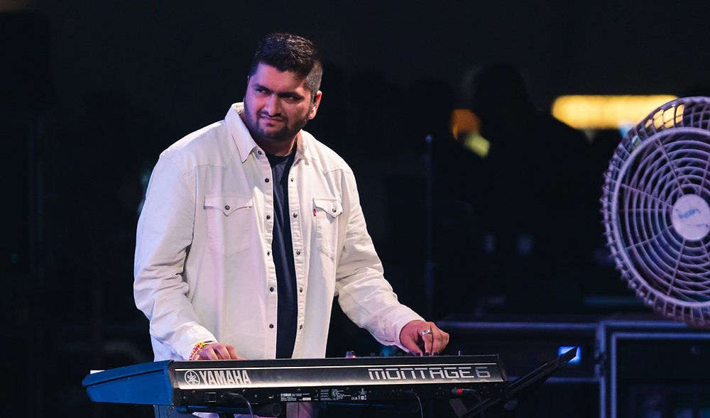 An In-Depth Look Into A Pro Keyboard Player's Approach to Performing Songs with a Live Band